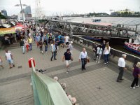 mc tour15 (9)  Unterwegs von der Barkasse zum Bus. Im Hintergrund die Elbphilharmonie
